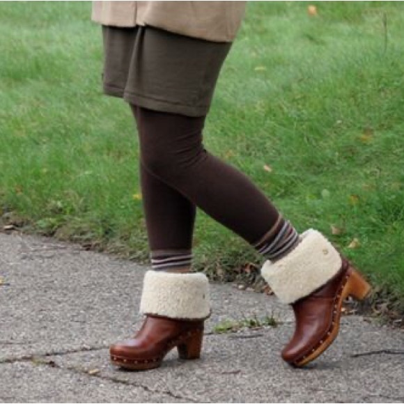 UGG LEATHER LYNNEA CLOG SHEARLING LINED BOOTS - Picture 7 of 7